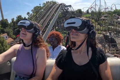 Visitantes disfrutando de la nueva experiencia 'El Diablo Neo' de PortAventura Park