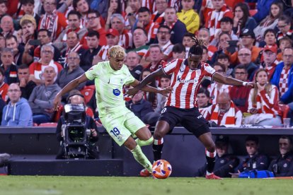 Lamine Yamal disputa una pilota davant de Nico Williams en l’últim partit de Lliga a Bilbao. - EFE
