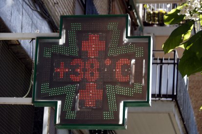 Un termómetro de calle marca 38 grados en Lleida ciudad.