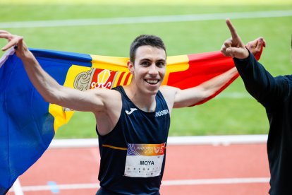 Pol Moya celebrando con la bandera andorrana el oro conseguido en los 800 metros. - FERNANDO GALINDO/DIARI D’ANDORRA