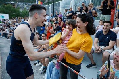 Pol Moya, con su esposa y su hija tras llegar a meta. - FERNANDO GALINDO/DIARI D’ANDORRA