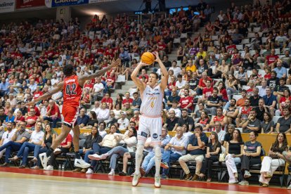 Bozic lanza a canasta presionado por Durham. - ACB PHOTO/SERGI GERONÈS