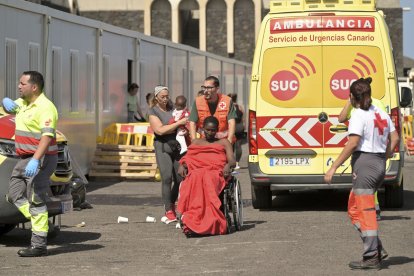 Atenció a un dels immigrants rescatats del cayuco. - EFE/ GELMERT FINOL