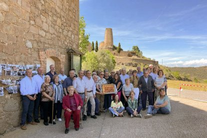 Un grupo de antiguos alumnos de la escuela de Lloberola de diversas generaciones.