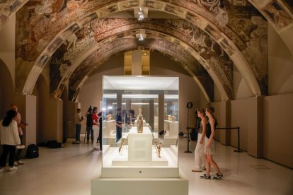 Visitantes ayer en la sala del MNAC que exhibe y conserva los fragmentos de pinturas murales de Sijena. - KIKE RINCÓN/EUROPA PRESS