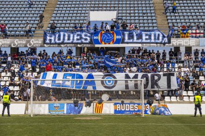 Imagen de la pancarta que mostró la afición en el último partido en casa del Lleida. - JORDI ECHEVARRIA