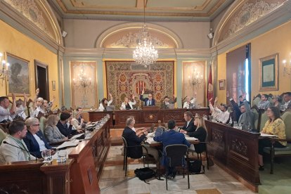 Un momento de la votación a favor de la nueva concesión del aula municipal de teatro.