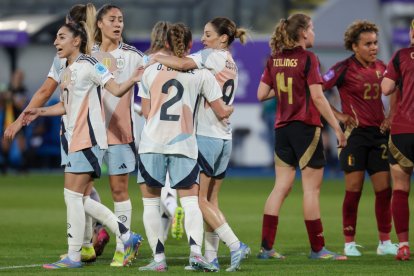 Las jugadoras de España celebran uno de los cinco goles de ayer. - EFE/EPA/OLIVIER MATTHYS