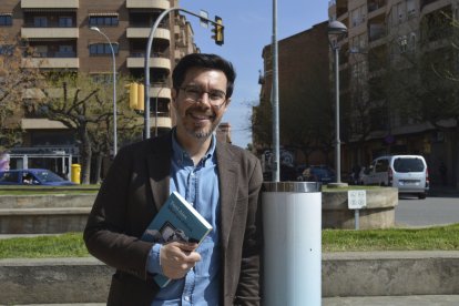 Toni Aira:  “La novel·la ens parla d’una televisió que encara es pensa que és el centre del món” - FOTOS: M.R.V.