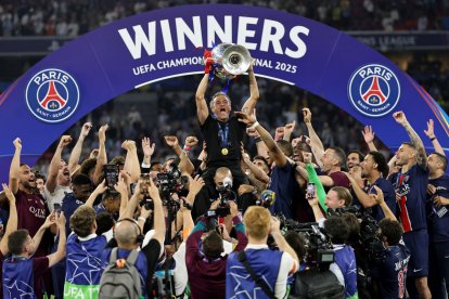 Luis Enrique aixeca la copa envoltat pels jugadors del PSG. - EFE