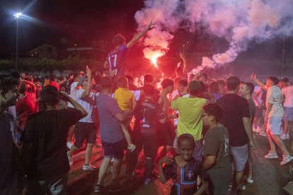 El Tàrrega va celebrar la classificació amb la seua afició. - LAIA PEDRÓS