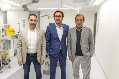 Marc Farrà, gerente de Mí NovAliança, con Gaby y Gabriel Masfurroll (a la derecha), los propietarios. - JORDI ECHEVARRIA