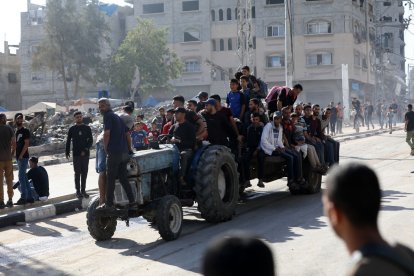 Desplaçats palestins fugen en un tractor de Nusairat, a Gaza. - EUROPA PRESS