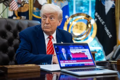 El presidente de los EEUU, Donald Trump, en una rueda de prensa en el despacho oval. EFE