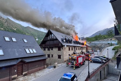 Los Pompiers estuvieron trabajando tres horas en el siniestro.