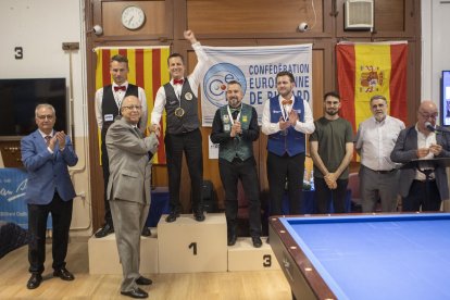 El austríaco Armin Kahofer celebra su victoria en el Europeo en la modalidad del cuadro 71/2.