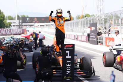 El australiano Oscar Piastri celebra su victoria en Montmeló subiéndose a su McLaren. - BRADLEY COLLYER/PA WIRE/DPA