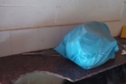 Imagen de destrozos en una encimera de mármol y basura tirada. - AJUNTAMENT DE LA FULIOLA