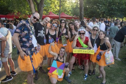 Un grup d’amics d’Agramunt van aprofitar per celebrar un comiat de soltera. - LAIA PEDRÓS