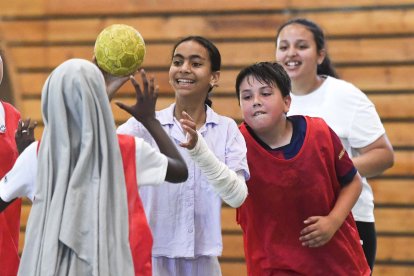 Escolares participando en las distintas pruebas deportivas y la entrega de medallas ayer durante la fiesta. - PACO LARGO