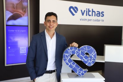 El director asistencial de Vithas Lleida, Jorge Rodríguez, en el centro de la avenida de Tortosa.
