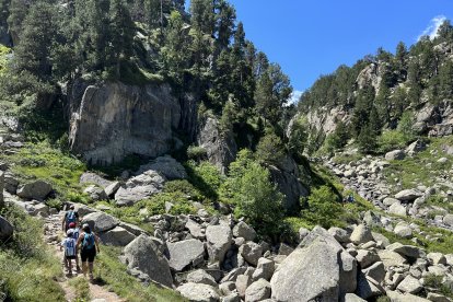 Unos excursionistas en la zona periférica del Parque Nacional de Aigüestortes.