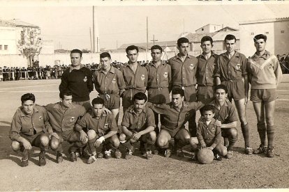Temporada 1959-60 ■ El Balaguer recuperó, dos años después del descenso, la Tercera División estatal en un CAR a rebosar. De pie: Bonell, Peries, Montoliu, Casas, Vall, Martínez, Llaudet I. Agachados: Llaudet II, Vila, Grau, Pons, Ribera, Del Barrio