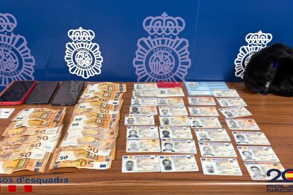 Documentos de identidad y dinero intervenido en esta operación policial.