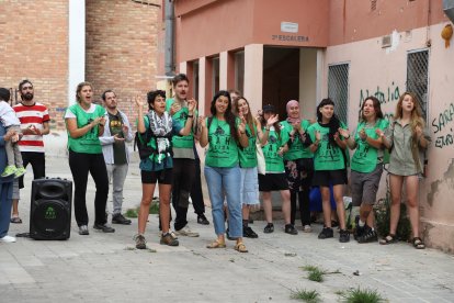 Miembros de la PAH este lunes delante de la vivienda donde se tenía que producir el desahucio.