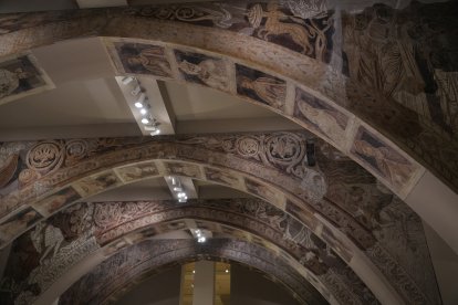 La parte del techo de la sala donde se encuentran las pinturas murales de Sijena expuestas en el MNAC, en Barcelona.