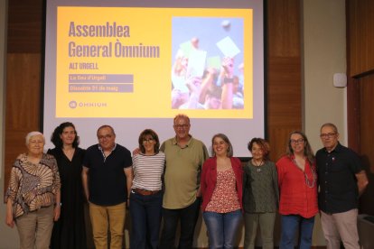 Los integrantes de la nueva junta y Xavier Antich, en La Seu. - OMNIUM ALT URGELL