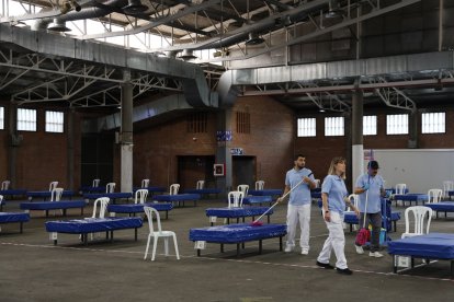 Trabajadores ultimaban ayer por la mañana la preparación del dispositivo en el pabellón 3 de la Fira. - AMADO FORROLLA