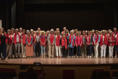 Foto de grup dels socis homenatjats per formar part del projecte educatiu des dels seus inicis. - LAIA PEDRÓS