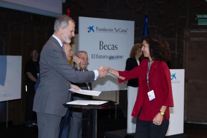 Irina Samy Cucurull, recogiendo ayer su beca en Madrid. - FUNDACIÓ “LA CAIXA”