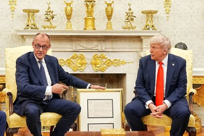 Merz va regalar a Trump el certificat de naixement del seu avi alemany, Frederick Trump. - MICHAEL KAPPELER / DPA POOL / DPA