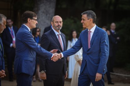 El presidente del gobierno español, Pedro Sánchez, saludando al presidente de la Generalitat, Salvador Illa, al inicio de la reunión de la Conferencia de Presidentes en el Palau de Pedralbes de Barcelona.
