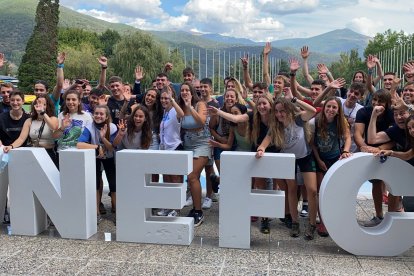 Pla general de bona part dels alumnes de l'INEFC Pirineus al Parc del Segre de la Seu d'Urgell després de l'acte d'inauguració dels nous estudis.