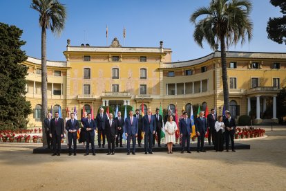 Fotografia de família de tots els presidents autonòmics; el president del govern espanyol, Pedro Sánchez, i el Rei a l'inici de la Conferència de Presidents.