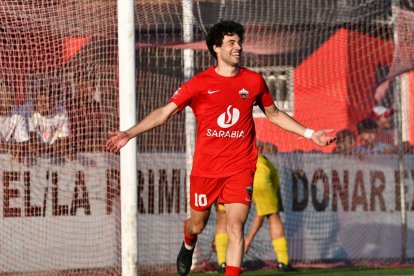 Llull celebra un dels seus dos gols amb què l’Alpicat va superar el Tàrrega. - IRIS SOLÀ