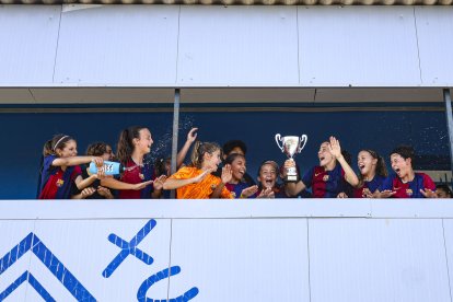Las jugadoras del Barça levantan el título del Dani Rodrigo en el palco del Recasens. - F. GASULL