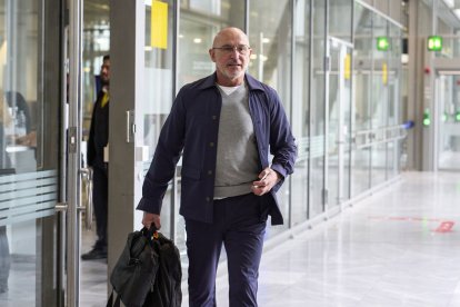 De la Fuente, ahir a l’aeroport de Stuttgart per anar a Múnic. - EFE/ ÁNGEL MARTÍNEZ/RFEF