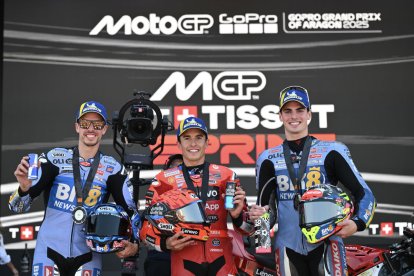 Marc Márquez, al podi de l’esprint flanquejat pel seu germà Àlex i Fermín Aldeguer. - MOTOGP