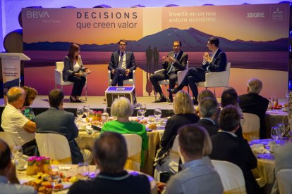 Mariví Chacón, Roberto Hernanz, Miguel Cardoso i Daniel Gómez, durant la taula redona sobre perspectives econòmiques. - GERARD HOYAS