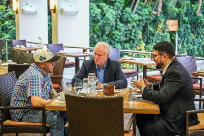 Imatge de l’abril de Kilmar Ábrego rebent una visita d’un senador dels EUA al Salvador. - EUROPA PRESS / CONTACTO / PRESIDENCIASV