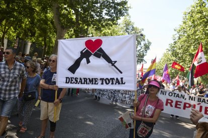 Un moment de la protesta contra el rearmament, ahir a Madrid. - JESÚS HELLÍN / EUROPA PRESS