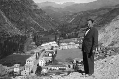 Victoriano Muñoz con viviendas de El Pont de Suert al fondo en 1948. A la derecha, la cámara de carga de la presa de El Pont (1954) y obras de la residencia La Farga en 1952. - FONS HISTÒRIC ENDESA. FUNDACIÓ ENDESA