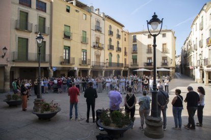 La concentració de rebuig a l’atac homòfob a la plaça Major va reunir més de 150 persones. - C.MARSIÑACH