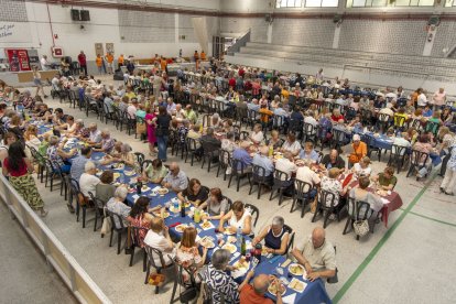 Dinar multitudinari a la Bordeta per celebrar el dia del soci - JORDI ECHEVARRIA