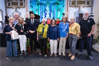 La consellera de Cultura y el alcalde de Cervera, ayer junto a familiares de Agustí Duran i Sanpere. - DEPARTAMENTO DE CULTURA-GENERALITAT