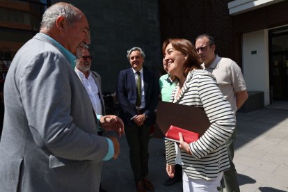 La consellera Paneque, rebuda pels representants d’Anpier i l’alcalde de Mollerussa. - J.GÓMEZ